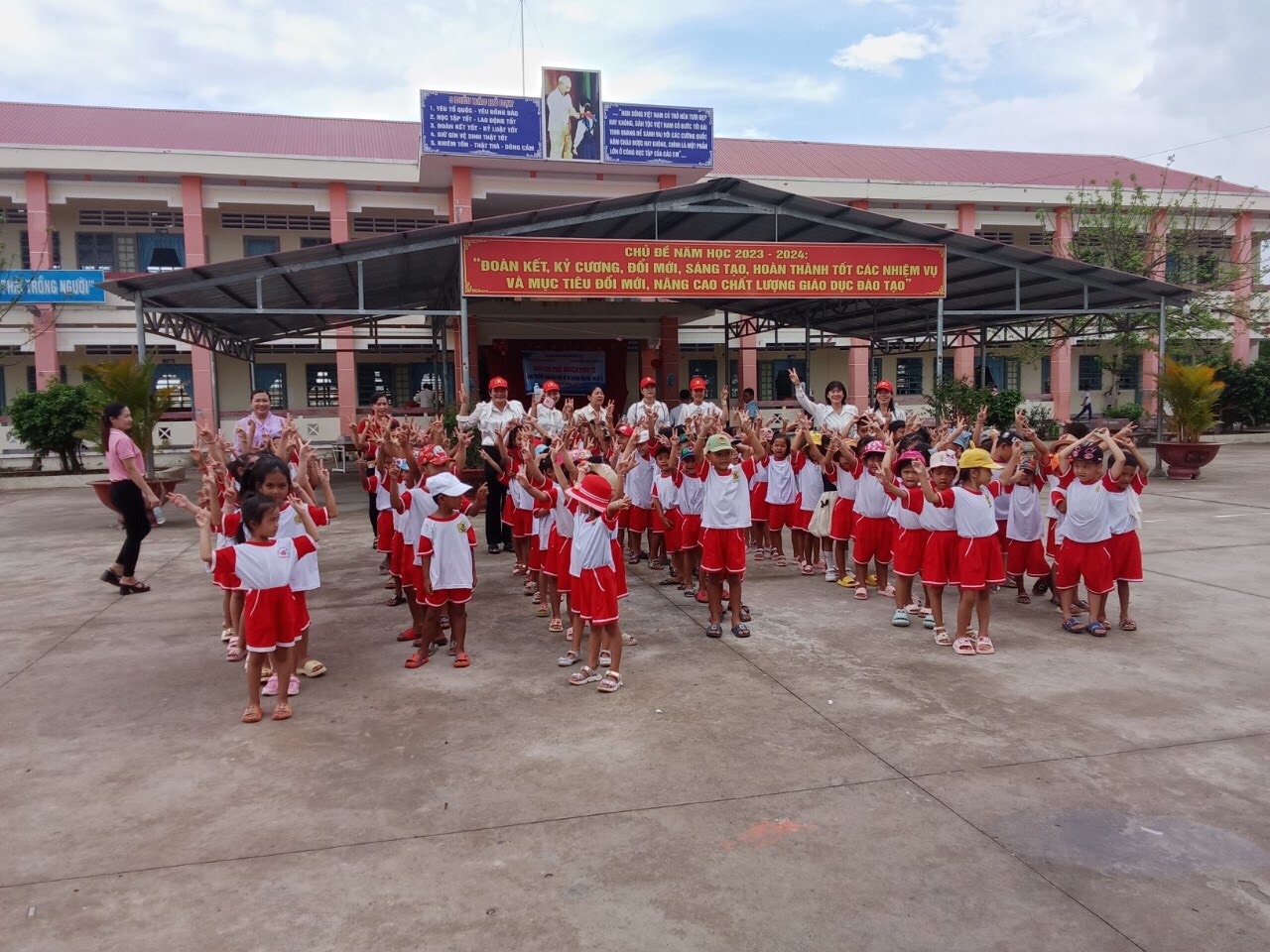 Trường Mầm non Phú Mỹ tổ chức hoạt động trải nghiệm cho trẻ lớp Lá "Tham quan trường Tiểu học Phú Mỹ B"